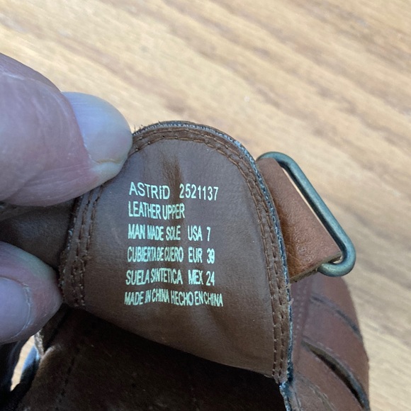 Earth Spirit Women's Brown Closed Toe Leather Sandals - Picture 7 of 10